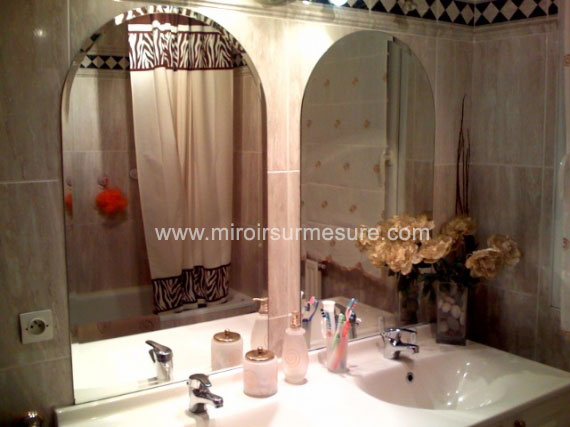 Miroir biseauté en forme cintré pour salle de bain