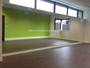 Mur recouvert de miroir sur mesure avec profilé de maintien