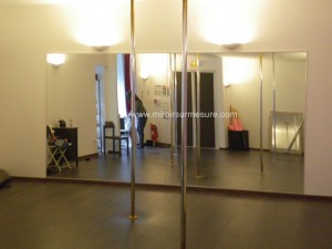 Mur miroir pour salle de lap danse avec un film de protection anti-éclat