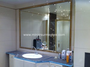 Miroir de salle de bain encastrée dans une niche
