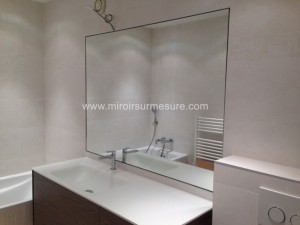 Miroir de salle de bain encastrée dans une niche carrelée