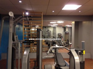 Salle de musculation recouvert de miroir, mur miroir salle de musculation